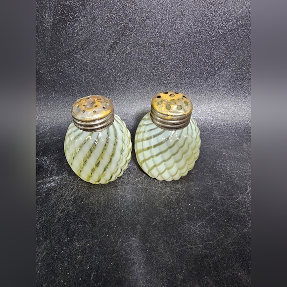 Vintage EAPG Reverse Swirl Salt And‎ Pepper Shakers - Picture 1 of 7